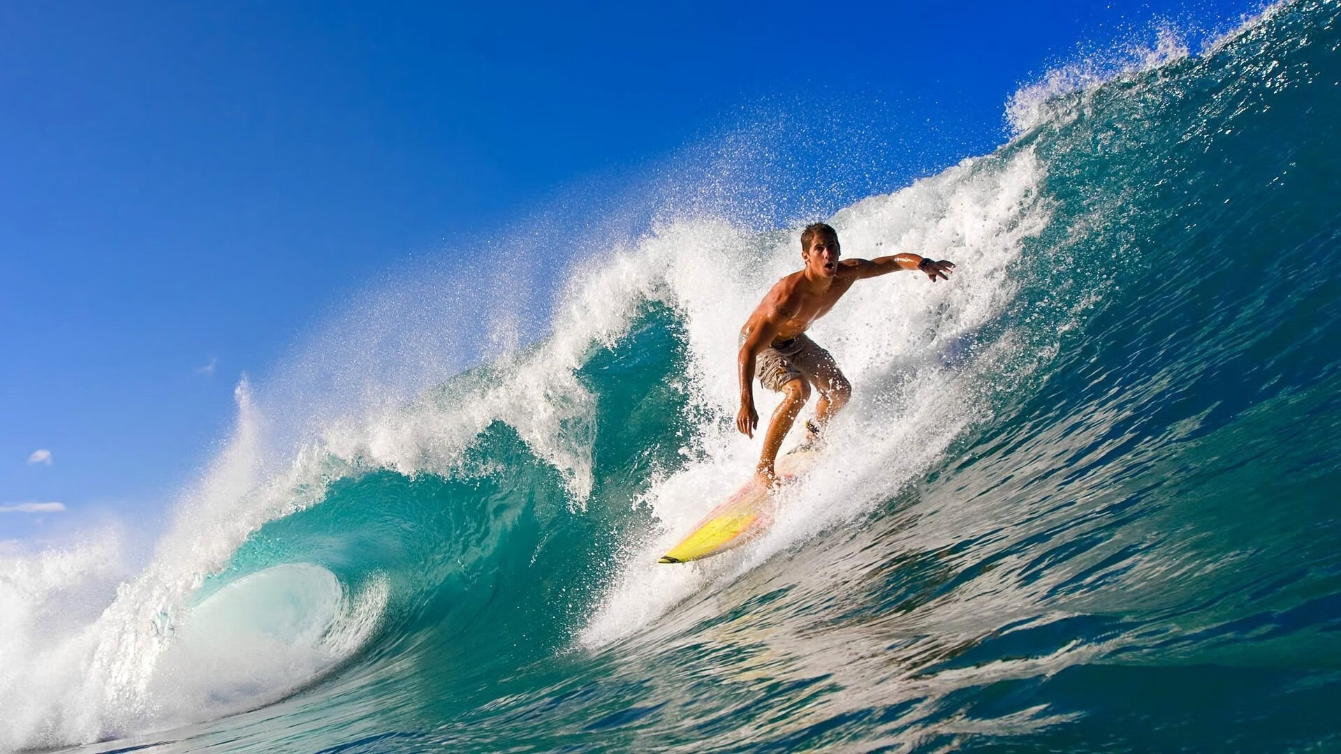 C罗训练结束后与球迷亲切互动,c罗刻苦训练